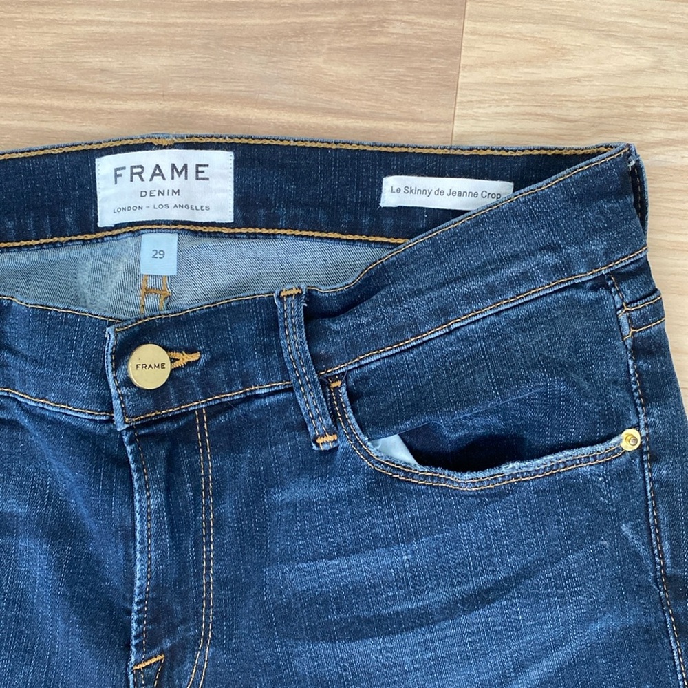 Frame Le Skinny de Jeanne Crop size 29. Super cool hem! Perfect condition